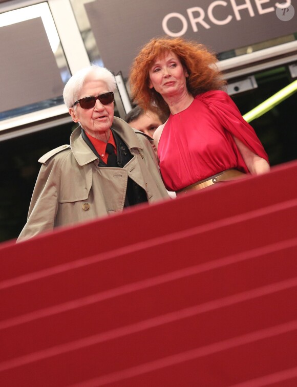 Alain Resnais et Sabine Azema sur les marches du Festival de Cannes lors de la projection du film "Vous n'avez encore rien vu", à Cannes le 21 mai 2012