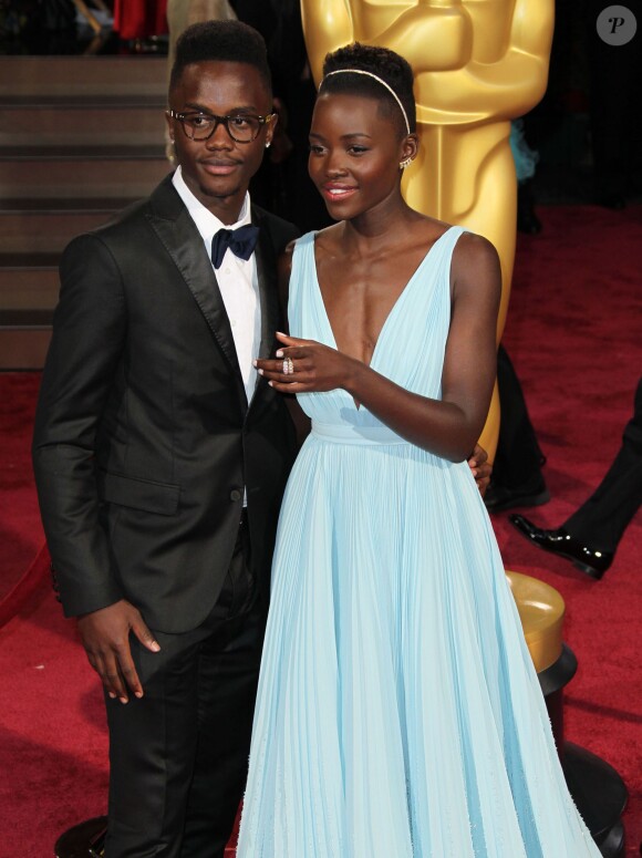 Lupita Nyong'o et son frère Peter Nyong'o, lors de la 86e cérémonie des Oscars à Hollywood, le 2 mars 2014