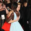 Lupita Nyong'o et sa concurrente Jennifer Lawrence, lors de la 86e cérémonie des Oscars à Hollywood, le 2 mars 2014