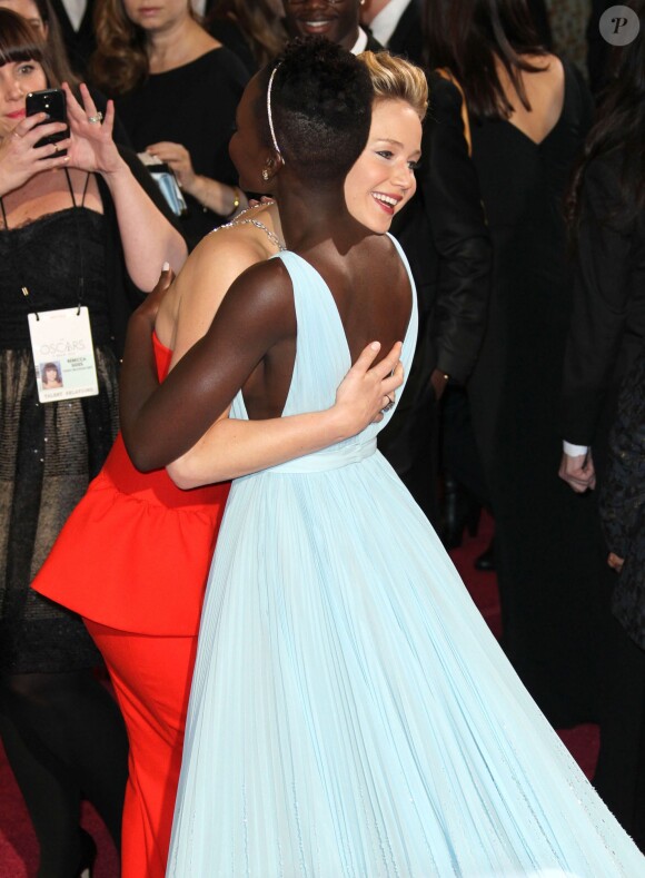 Lupita Nyong'o et sa concurrente Jennifer Lawrence, lors de la 86e cérémonie des Oscars à Hollywood, le 2 mars 2014