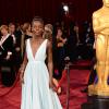 Lupita Nyong'o est divine dans sa robe Prada en arrivant aux Oscars le 2 mars 2014