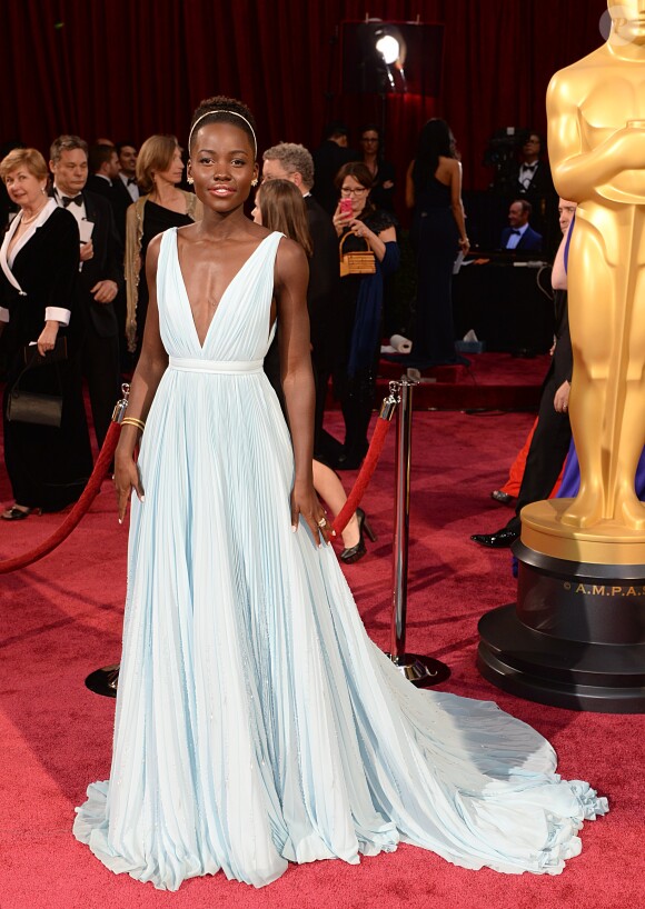 Lupita Nyong'o est divine dans sa robe Prada en arrivant aux Oscars le 2 mars 2014