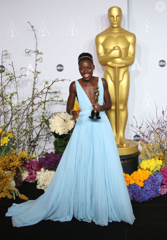 Lupita Nyong'o et son Oscar du meilleur second rôle pour 12 Years a Slave, le 2 mars 2014