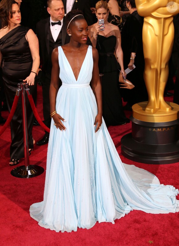 Lupita Nyong'o est divine dans sa robe Prada en arrivant aux Oscars le 2 mars 2014
