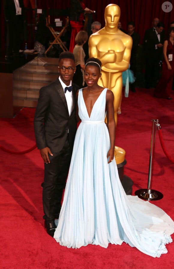 Lupita Nyong'o et son frère Peter, lors de la 86e cérémonie des Oscars à Hollywood, le 2 mars 2014