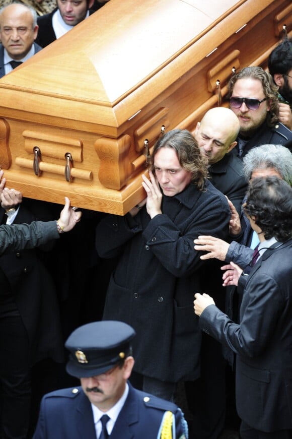 Vicente Amigo porte le cerceuil de Paco de Lucia lors de ses funérailles à Algeciras en Espagne le 1er mars 2014.