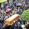Vicente Amigo porte le cerceuil de Paco de Lucia lors de ses funérailles à Algeciras en Espagne le 1er mars 2014.