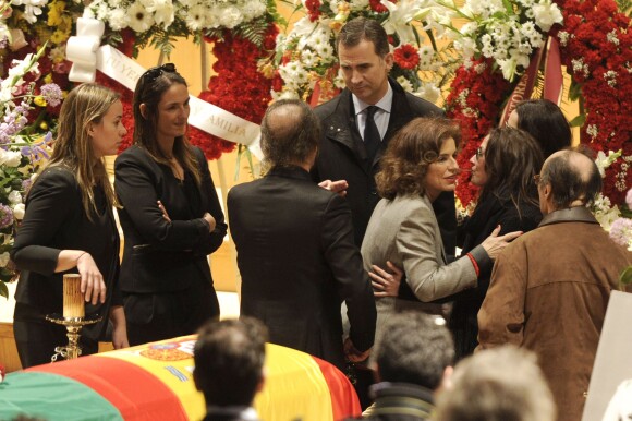 Le prince Felipe d'Espagne, le frère de Paco de Lucia, Pepe de Lucia, sa fille Malu et Ana Botello, maire de Madrid aux obsèques du guitariste Paco de Lucia à Madrid, le 28 février 2014.