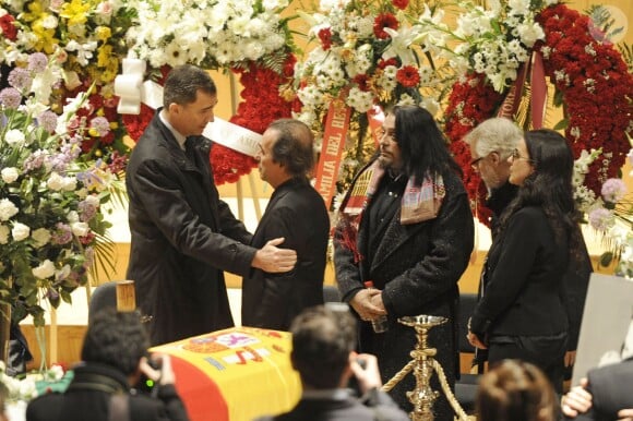 Le prince Felipe d'Espagne, le frère de Paco de Lucia, Pepe de Lucia et le producteur Capi aux obsèques du guitariste Paco de Lucia à Madrid, le 28 février 2014.