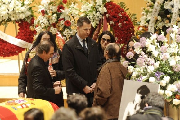 Le prince Felipe d'Espagne, le frère de Paco de Lucia, Pepe de Lucia aux obsèques du guitariste Paco de Lucia à Madrid, le 28 février 2014.