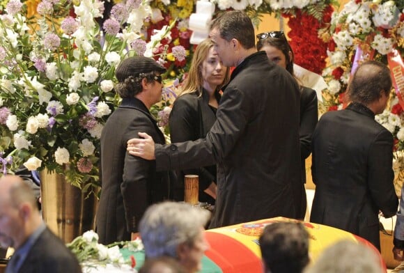 Le prince Felipe d'Espagne, le frère de Paco de Lucia, Pepe de Lucia, Alejandro Sanz aux obsèques du guitariste Paco de Lucia à Madrid, le 28 février 2014.