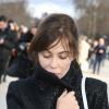 Emmanuelle Béart arrive au Jardin des Tuileries pour assister au défilé d'Elie Saab. Paris, le 3 mars 2014.