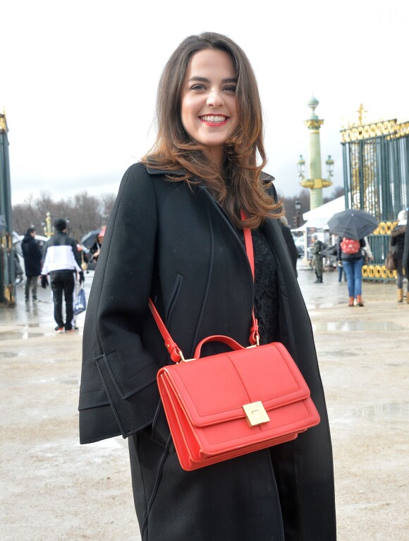 Anouchka Delon arrive au Jardin des Tuileries pour assister au défilé d'Elie Saab. Paris, le 3 mars 2014.