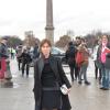 Emmanuelle Béart arrive au Jardin des Tuileries pour assister au défilé d'Elie Saab. Paris, le 3 mars 2014.