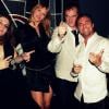 Quentin Tarantino, sa compagne Courtney Hoffman (à gauche) et Cyril Peret (propriétaire du bar) lors de la soirée au Titty Twister après la cérémonie des César, à Paris le 28 février 2014