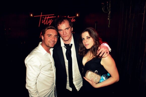 Cyril Peret (propriétaire du bar) avec Quentin Tarantino et sa compagne Courtney lors de la soirée au Titty Twister après la cérémonie des César, à Paris le 28 février 2014