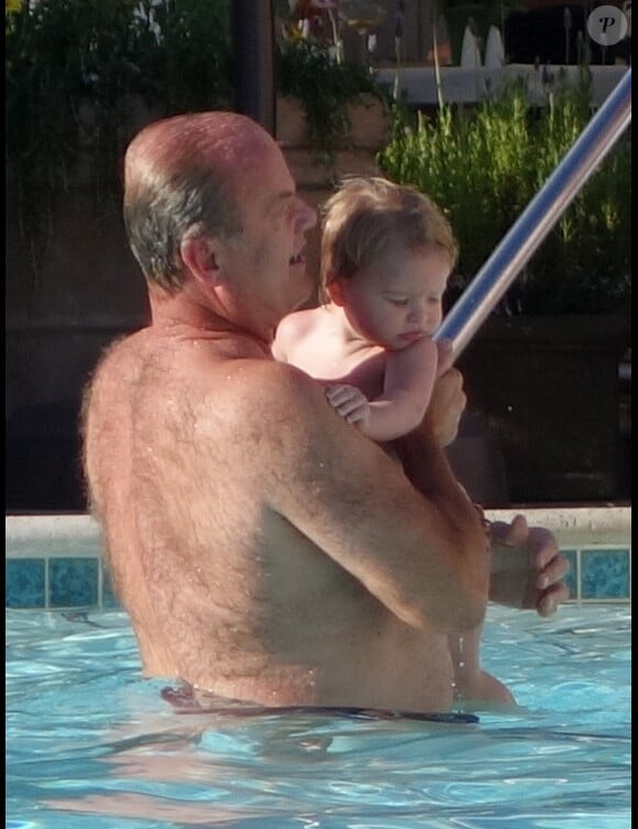 Exclusif - L'acteur Kelsey Grammer et sa femme Kayte Walsh avec leur fille Faith dans la piscine du Beverly Hills Hotel, le 20 janvier 2014.
