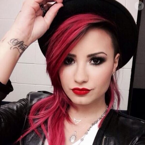 Demi Lovato s'est rasé la moitié du crâne et multiplie les selfies sur Instagram. Mars 2014.