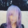 Ireland Baldwin a elle aussi cédé à la coloration violette pour ses cheveux. Mars 2014.