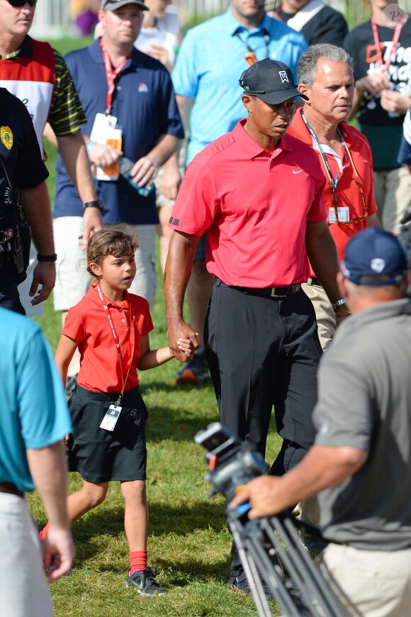Tiger Woods et sa fille Sam Alexis lors du dernier tour du tournoi Honda Classic au PGA National Resort and Spa dePalm Beach Gardens, le 2 mars 2014
