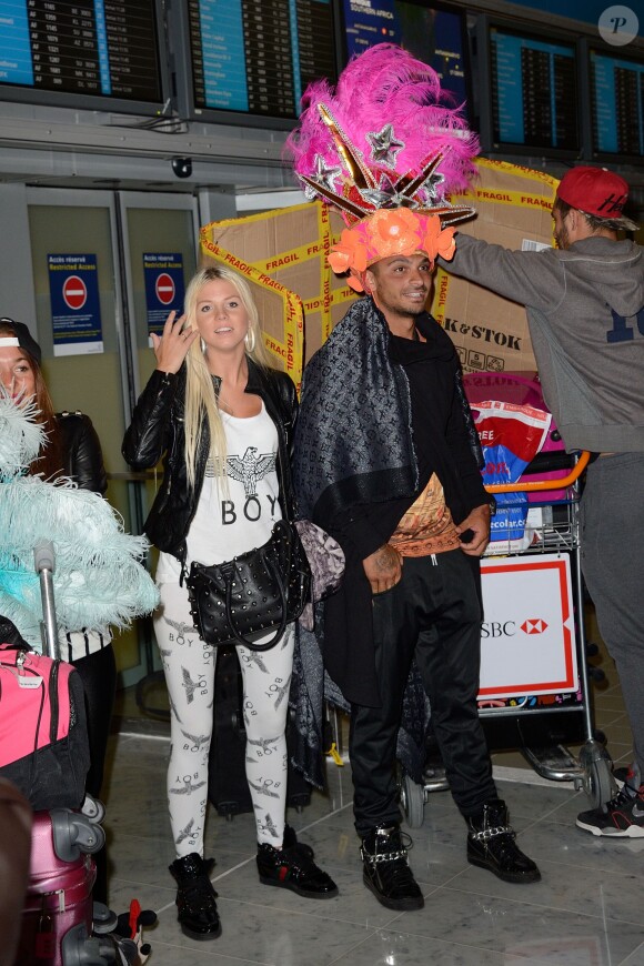 Jessica et Julien de retour à Paris après le tournage de l'émission 'Les Marseillais a Rio' pour W9, le 6 mars 2014, à l'aéroport Roissy Charles de Gaulle.