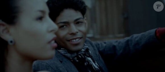 Brandon Howard, qui se prétend être le fils de Michael Jackson, dans son clip Dancefloor.