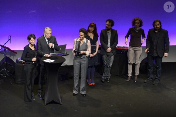 Najat Vallaud-Belkacem et Jean-Marc Ayrault avec les membres du jury Pénélope Bagieu, Riad Sattouf et André Manoukian au 1er Prix Egalité 2014 à La Gaîté lyrique à Paris