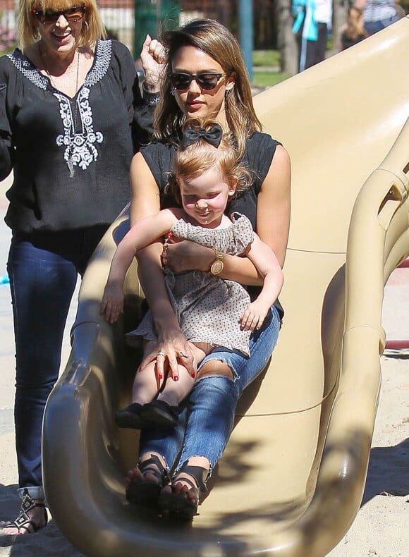 Jessica Alba fait du toboggan avec sa fille Haven au parc de "Coldwater Canyon" à Beverly Hills, le 8 mars 2014.