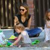 Jessica Alba en famille avec son mari Cash Warren et ses filles Honor et Haven au parc de "Coldwater Canyon" à Beverly Hills, le 8 mars 2014.