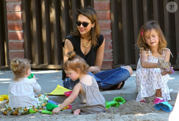 Jessica Alba en famille avec son mari Cash Warren et ses filles Honor et Haven au parc de "Coldwater Canyon" à Beverly Hills, le 8 mars 2014.