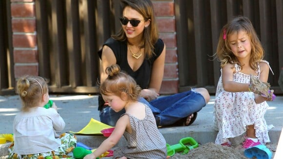 Jessica Alba : Avec son amoureux et ses filles, journée détente au parc