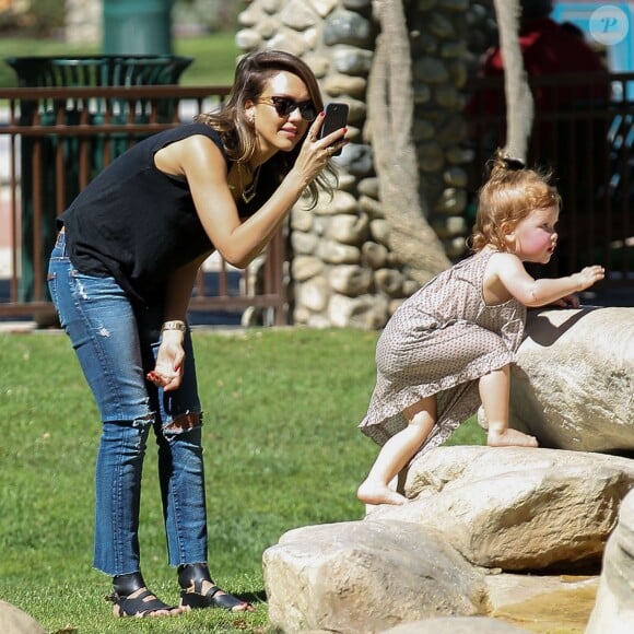 Jessica Alba photographie sa petite Haven au parc de "Coldwater Canyon" à Beverly Hills, le 8 mars 2014.