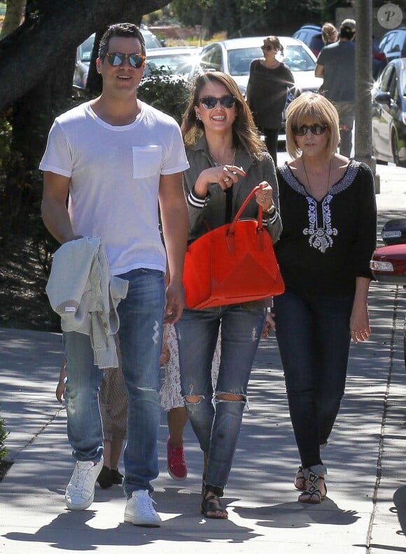 Jessica Alba et Cash Warren avec leurs filles Honor et Haven au parc de "Coldwater Canyon" à Beverly Hills, le 8 mars 2014.