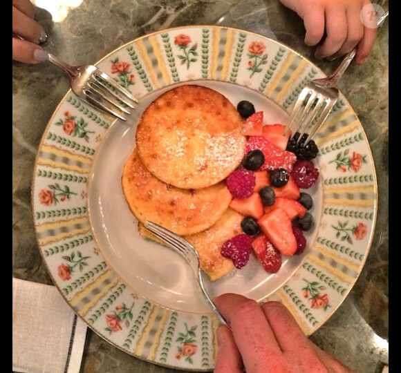 "Pancake en famille:)". Sur la photo est-ce la petite main d'Ava ? Certainement ! Mars 2014.