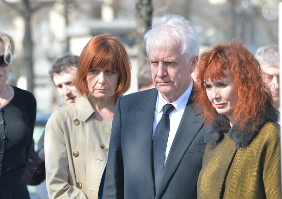 Camille Bordes-Resnais, Sabine Azéma, André Dussollier lors de l'inhumation d'Alain Resnais au cimetière du Montparnasse à Paris le 10 mars 2014