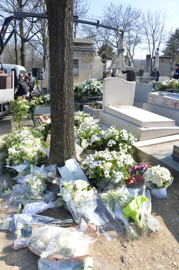 Les couronnes de fleurs lors de l'inhumation d'Alain Resnais au cimetière du Montparnasse à Paris le 10 mars 2014