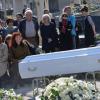 Camille Bordes-Resnais, Sabine Azéma lors de l'inhumation d'Alain Resnais au cimetière du Montparnasse à Paris le 10 mars 2014