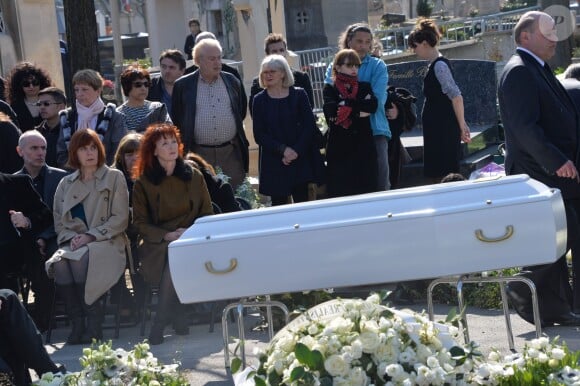 Camille Bordes-Resnais, Sabine Azéma lors de l'inhumation d'Alain Resnais au cimetière du Montparnasse à Paris le 10 mars 2014