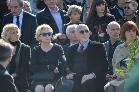 Sandrine Kiberlain, Caroline Sihol, Jean-Louis Livi, Camille Bordes-Resnais lors de l'inhumation d'Alain Resnais au cimetière du Montparnasse à Paris le 10 mars 2014