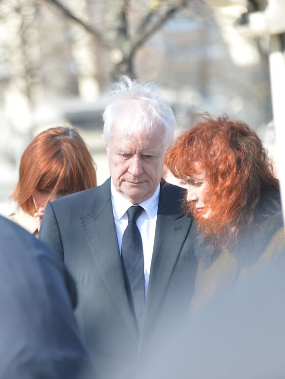 Camille Bordes-Resnais (fille d'Alain Resnais), André Dussollier, Sabine Azéma lors de l'inhumation d'Alain Resnais au cimetière du Montparnasse à Paris le 10 mars 2014