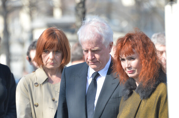 Camille Bordes-Resnais, André Dussollier, Sabine Azéma lors de l'inhumation d'Alain Resnais au cimetière du Montparnasse à Paris le 10 mars 2014