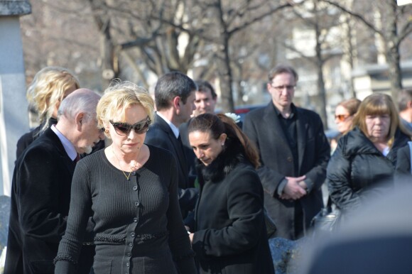 Caroline Sihol lors de l'inhumation d'Alain Resnais au cimetière du Montparnasse à Paris le 10 mars 2014