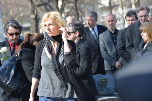 Sandrine Kiberlain - Obsèques d'Alain Resnais au cimetière du Montparnasse à Paris le 10 mars 2014.  Funeral of Alain Resnais at Montparnasse Cemetery on 10/03/2014.10/03/2014 - Paris