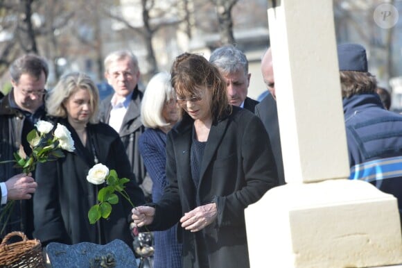 Jane Birkin - Obsèques d'Alain Resnais au cimetière du Montparnasse à Paris le 10 mars 2014.  Funeral of Alain Resnais at Montparnasse Cemetery on 10/03/2014.10/03/2014 - Paris