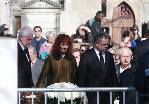 André Dussollier, Sabine Azéma - Obsèques d'Alain Resnais au cimetière du Montparnasse à Paris le 10 mars 2014.  Funeral of Alain Resnais at Montparnasse Cemetery on 10/03/2014.10/03/2014 - Paris
