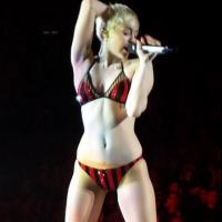 Miley Cyrus : En sous-vêtements sur scène, elle assure le spectacle