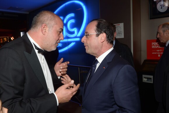Exclusif - François Hollande salue Serge Benaïm (Producteur des Globes de Cristal) lors de la 9e cérémonie des Globes de Cristal au Lido à Paris, le 10 mars 2014.