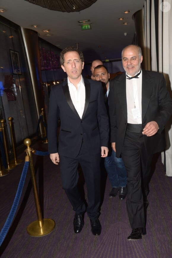 Exclusif - Gad Elmaleh et Serge Benaïm (Producteur des Globes de Cristal) lors de la 9e cérémonie des Globes de Cristal au Lido à Paris, le 10 mars 2014.