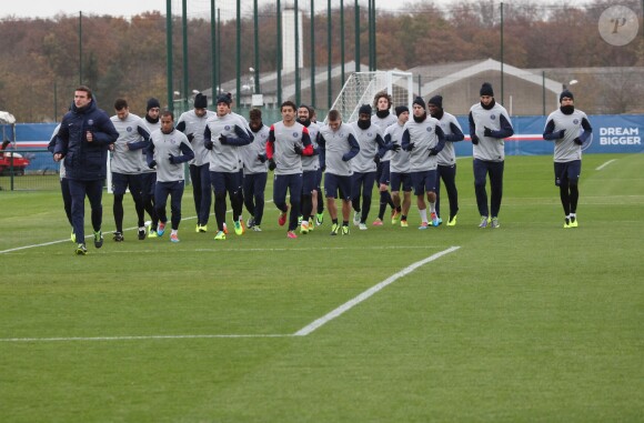 L' equipe du Paris Saint-Germain durant l'entrainement au Camp des Loges à Saint-Germain-en-Laye le 26 novembre 2013