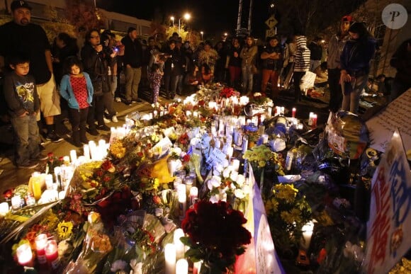Sur les lieux du drame à Santa Clarita, Los Angeles, les hommages se sont multipliés. Photo du 1er décembre 2013.